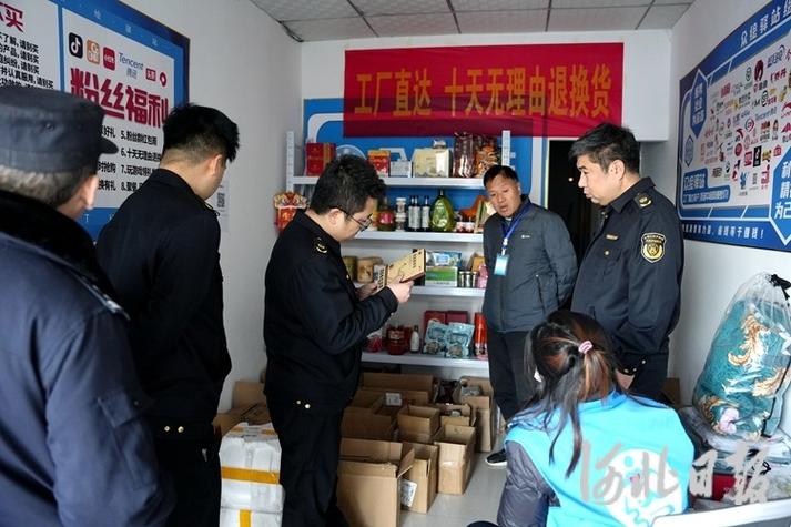 活动中,检查小组对县城校园周边打字复印店,书店,文具店等开展了专项